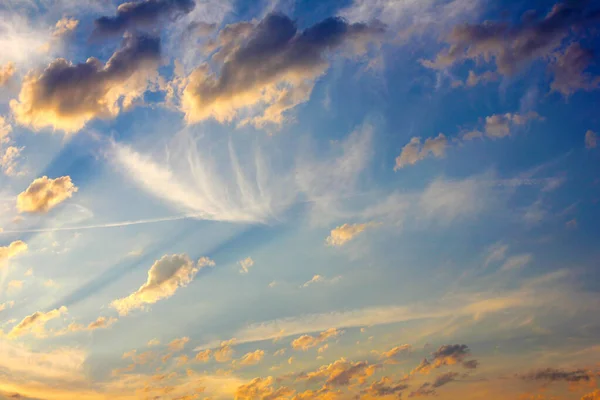 Schöner Bewölkter Abendhimmel Als Teil Der Paradiesischen Landschaft — Stockfoto