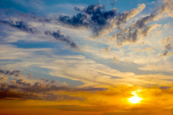 Красивое Вечернее Облачное Небо Часть Райского Пейзажа — стоковое фото