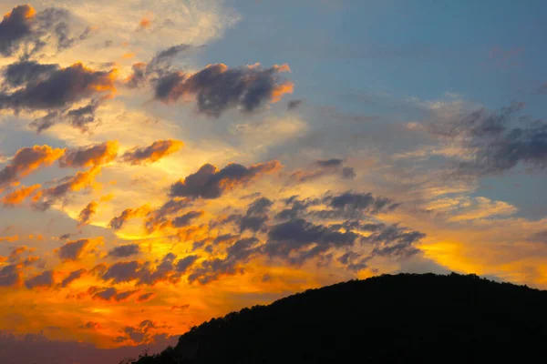 Mooie Avond Bewolkte Lucht Als Onderdeel Van Het Hemelse Paradijs — Stockfoto