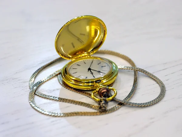 Piękny Zabytkowy Zegarek Kieszonkowy Złotej Walizce Jako Środek Pomiaru Czasu — Zdjęcie stockowe