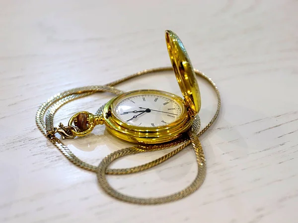 Красивий Антикварний Кишеньковий Годинник Золотому Футлярі Засіб Вимірювання Часу — стокове фото