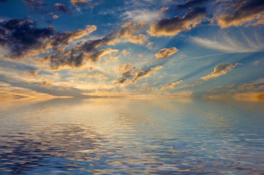 Sakin deniz suyu yüzeyindeki bulutlu gökyüzünün hoş yansıması