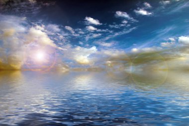 Sakin deniz suyu yüzeyindeki bulutlu gökyüzünün hoş yansıması