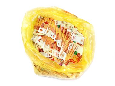 Plastik bir çöp torbasında beş bin Rus rublesi.