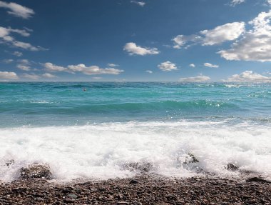 Deniz sahilinde güzel dalgalar bulutlu akşam gökyüzü