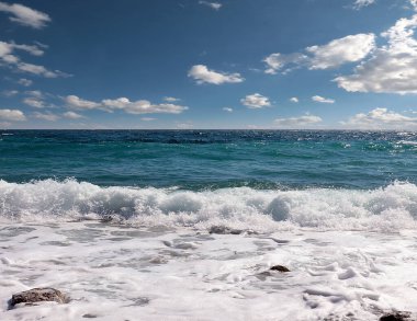 Deniz sahilinde güzel dalgalar bulutlu akşam gökyüzü