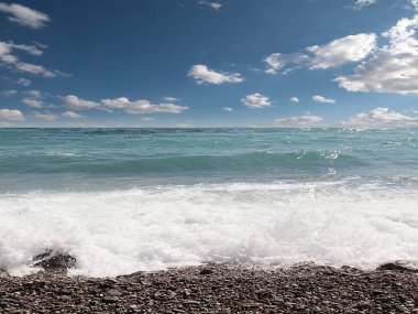 Deniz sahilinde güzel dalgalar bulutlu akşam gökyüzü