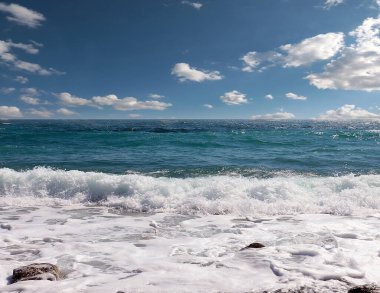 Deniz sahilinde güzel dalgalar bulutlu akşam gökyüzü