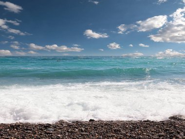 Deniz sahilinde güzel dalgalar bulutlu akşam gökyüzü