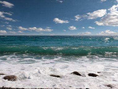 Deniz sahilinde güzel dalgalar bulutlu akşam gökyüzü