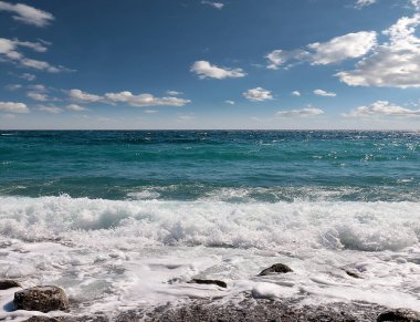 Deniz sahilinde güzel dalgalar bulutlu akşam gökyüzü