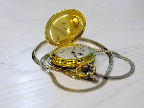 Belo Relógio Bolso Antigo Uma Caixa Ouro Como Meio Medir — Fotografia de Stock
