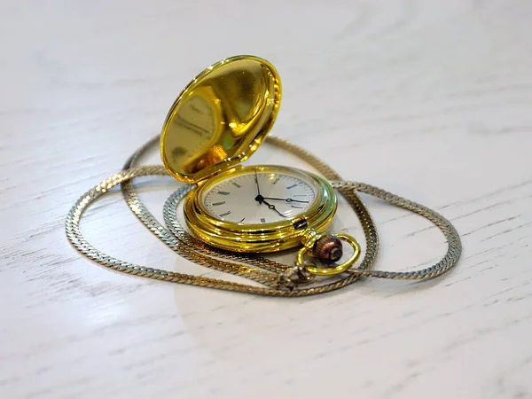 Piękny Zabytkowy Zegarek Kieszonkowy Złotej Walizce Jako Środek Pomiaru Czasu — Zdjęcie stockowe