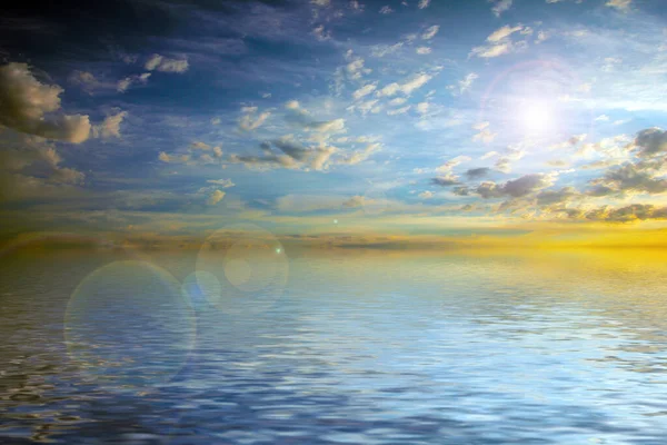 Piękne Odbicie Wieczornego Zachmurzonego Nieba Spokojnej Powierzchni Wody Morskiej — Zdjęcie stockowe
