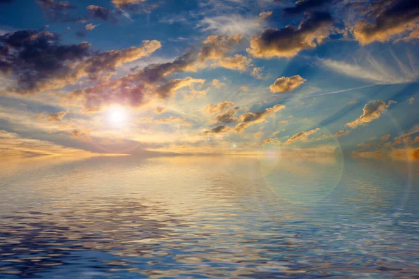 Lindo Reflexo Céu Nublado Noite Superfície Calma Água Mar — Fotografia de Stock