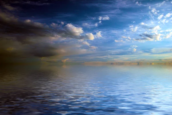 Sakin deniz suyu yüzeyindeki bulutlu gökyüzünün hoş yansıması