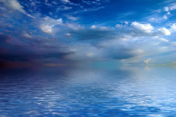 Precioso Reflejo Del Cielo Nublado Noche Tranquila Superficie Del Agua — Foto de Stock