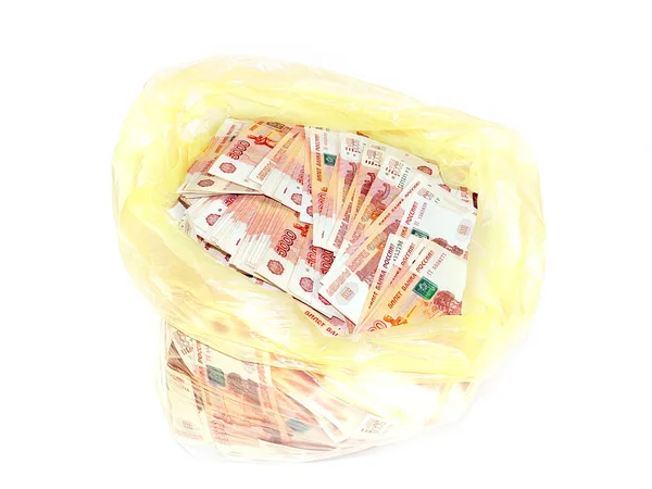 プラスチック製のゴミ袋の中の5千ロシアルーブル紙幣 — ストック写真