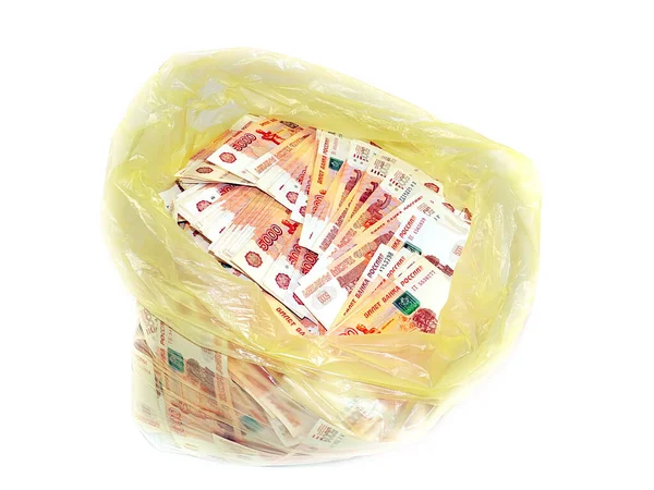 プラスチック製のゴミ袋の中の5千ロシアルーブル紙幣 — ストック写真