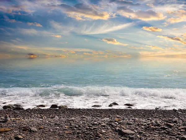 Красивые Волны Морском Пляже Облачно Вечернее Небо — стоковое фото