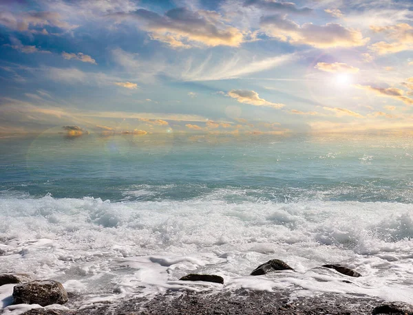 海の上の美しい波曇天 — ストック写真