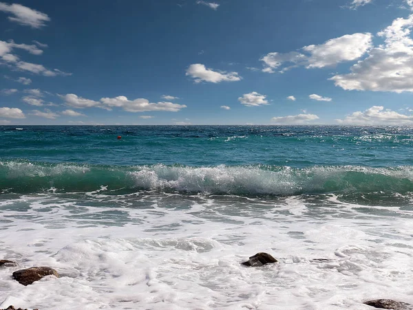 Deniz sahilinde güzel dalgalar bulutlu akşam gökyüzü