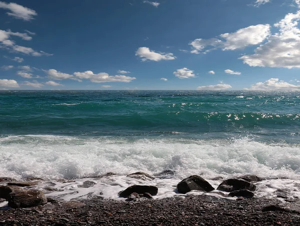 晴れた曇り空の下での豪華な波と波のビーチ — ストック写真