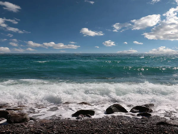 晴れた曇り空の下での豪華な波と波のビーチ — ストック写真