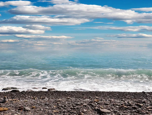 Nádherné Vlny Oblázková Mořská Pláž Pod Slunnou Oblačnou Oblohou — Stock fotografie