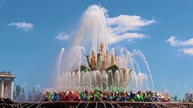 Moskova Rusya 'nın parkındaki taştan fıskiyenin temiz suyu.