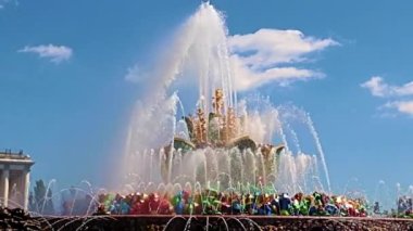 Moskova Rusya 'nın parkındaki taştan fıskiyenin temiz suyu.