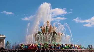 Moskova Rusya 'nın parkındaki taştan fıskiyenin temiz suyu.