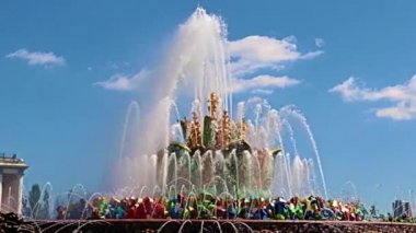 Moskova Rusya 'nın parkındaki taştan fıskiyenin temiz suyu.