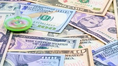 Finansal piyasanın sürdürülebilirliğinin bir sembolü olarak bir yığın kağıt doların üzerinde bir çocuk plastik oyuncağının dönüşü.