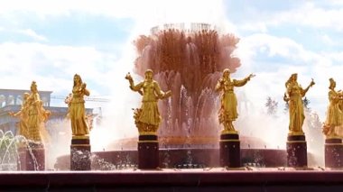 Moskova Rusya şehrinin parkında Halkların dostluğunun berrak suları.