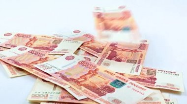 Beş bininci Rus rublesinin finansal yığının içine düşüşü