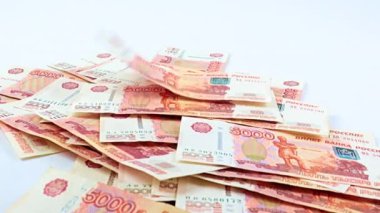 Beş bininci Rus rublesinin finansal yığının içine düşüşü