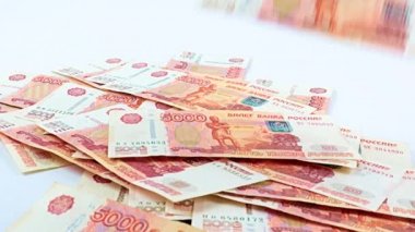 Beş bininci Rus rublesinin finansal yığının içine düşüşü
