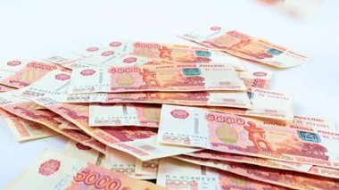 Beş bininci Rus rublesinin finansal yığının içine düşüşü