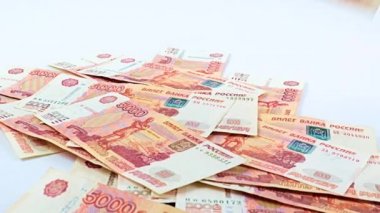 Beş bininci Rus rublesinin finansal yığının içine düşüşü