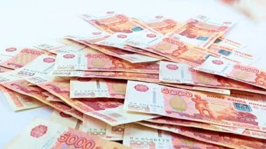Beş bininci Rus rublesinin finansal yığının içine düşüşü