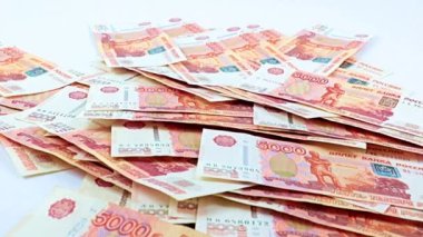 Beş bininci Rus rublesinin finansal yığının içine düşüşü