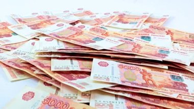 Beş bininci Rus rublesinin finansal yığının içine düşüşü