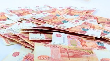 Beş bininci Rus rublesinin finansal yığının içine düşüşü