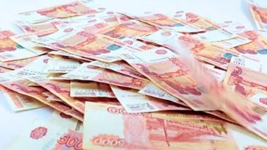 Beş bininci Rus rublesinin finansal yığının içine düşüşü