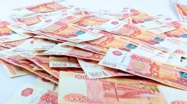 Beş bininci Rus rublesinin finansal yığının içine düşüşü