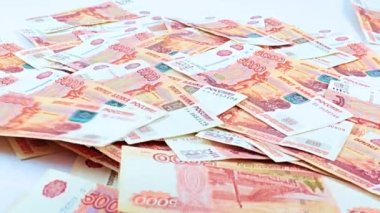 Beş bininci Rus rublesinin finansal yığının içine düşüşü