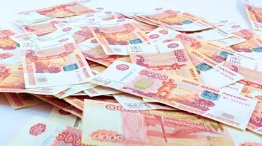 Beş bininci Rus rublesinin finansal yığının içine düşüşü