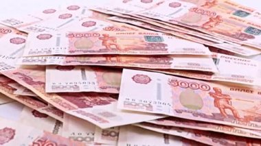 Beş bininci Rus rublesinin finansal yığının içine düşüşü