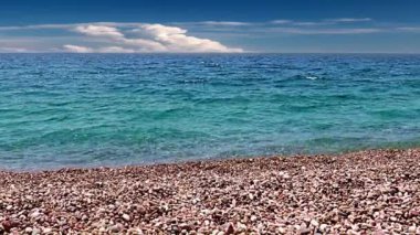 Güzel bulutlu gökyüzü ve kumsaldaki deniz dalgaları